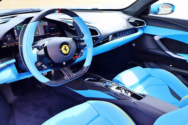 페라리 296 GTS 실내 / 출처=IT동아