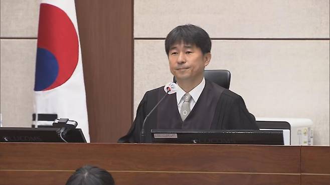 지귀연 판사가 어제(21일) 윤석열 전 대통령에 대한 내란 우두머리 혐의 형사 재판을 진행하는 모습