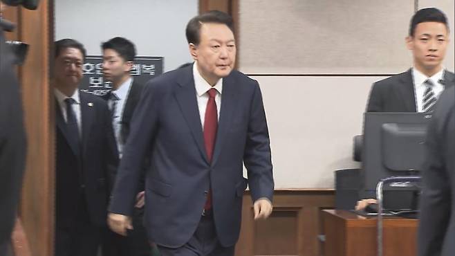 윤석열 전 대통령이 어제(21일) 내란 우두머리 혐의 형사재판에 출석한 모습