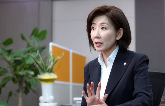 국민의힘 대선 경선에 출마한 나경원 후보는 20일 국회 의원회관 사무실에서 진행한 중앙일보 인터뷰에서 “5선 의원으로서 그간 험지에서 당선되며 공감하는 정치를 해 왔다”며 “중도층 민심 잡기는 누구보다 자신 있다”고 말했다. ‘중도 확장성’에 대한 자신감을 드러낸 것이다. 김경록 기자