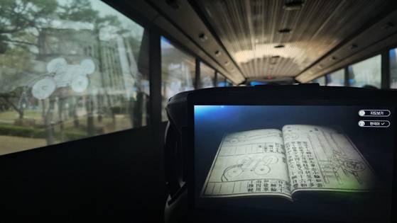 경기 수원시가 운영하는 'XR(확장현실)버스 1795' 버스. 운행을 시작하면 창문이 스크린으로 변해 수원 화성의 역사와 1795년 을묘원행 당시 모습을 보여준다. 최모란 기자