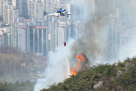 2023년 4월 2일 산불이 발생한 서울 종로구 인왕산에서 소방헬기가 진화 작업을 하고 있다. 연합뉴스