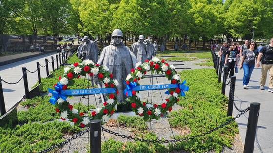 18일(현지시간) 워싱턴DC에 있는 한국전쟁기념관에 한국전쟁참전용사협회(KWVA) 회원들이 헌화한 꽃이 놓여 있다. 워싱턴=강태화 특파원