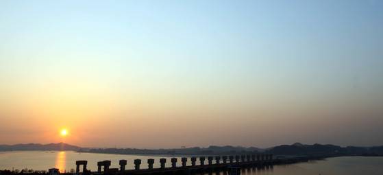 금강하구둑 일몰 풍경. 중앙포토