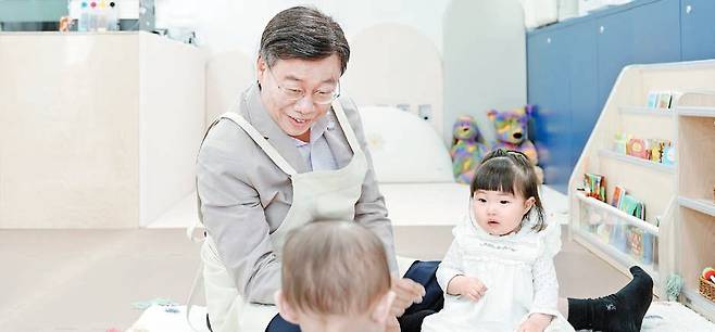 신상진 성남시장이 성남시 해님달님놀이터(여수점)에서 일일 보육교사로 아이들을 돌보고 있다. 성남시는 결혼·양육 지원, 학생 인구교육 등 전생애주기적 저출생 대응 정책을 펼치고 있다. [사진 성남시]