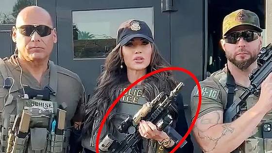 크리스티 놈 미 국토안보부 장관이 8일(현지시간) 애리조나주에서 범죄를 저지른 불법 이민자들을 체포하는 모습의 홍보 영상에 등장했다. X 영상 캡처