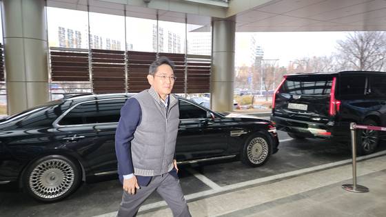 6일 이재용 삼성전자 회장이 아랍에미리트로 출국하기 위해 김포공항에 들어오고 있다. 중앙포토