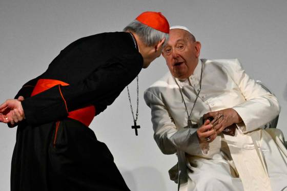 프란치스코 교황이 지난 2024년 7월 7일 이탈리아 트리에스테 방문 중 이탈리아의 마테오 마리아 주피 추기경과 대화를 나누고 있다. AFP=연합뉴스