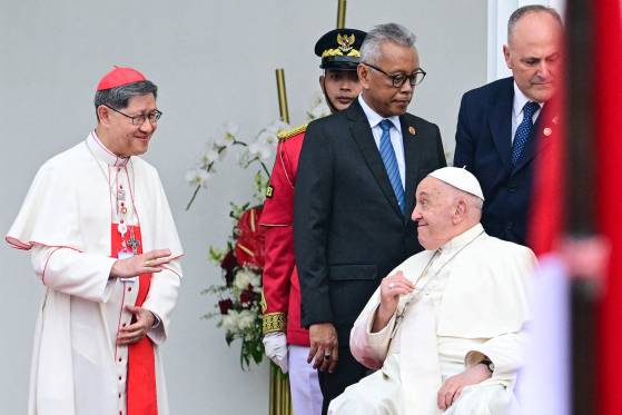 프란치스코 교황(오른쪽 2번째)이 지난 2024년 9월 4일 자카르타 대통령궁에서 열린 환영식에서 필리핀의 루이스 안토니오 타글레 추기경(왼쪽)에게 손을 흔들고 있다. AFP=연합뉴스