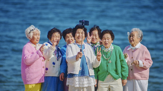 경남 통영 바다를 배경으로 경북 칠곡군 할매 래퍼그룹 '수니와 칠공주' 멤버들이 기념촬영하고 있다. 사진 칠곡군