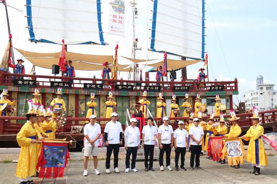 지난해 일본 시모노세키시에 입항한 국립해양유산연구소 조선통신사선 항해단 모습. 사진 국립해양유산연구소