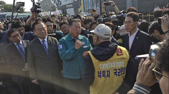지난해 10월 31일 오전 경기도 파주시 임진각 국립 6ㆍ25전쟁 납북자기념관 앞에서 납북자가족모임과 자유북한운동연합이 대북전단 살포를 시도하자 김경일 파주시장이 최성용 납북자가족모임 대표에게 항의하고 있다. 전익진 기자