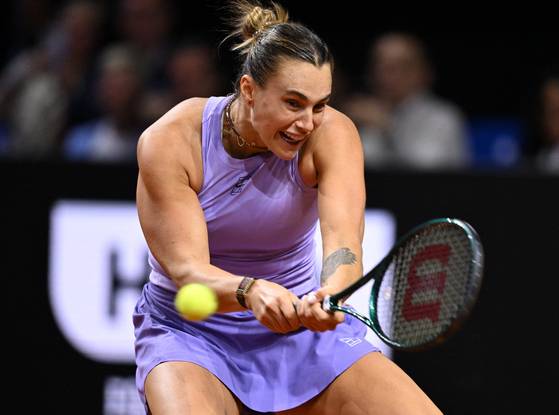 호랑이 같은 힘을 자랑하는 여자 테니스 세계 1위 사발렌카. 왼 팔뚝에 호랑이 문신이 있다. 로이터=연합뉴스