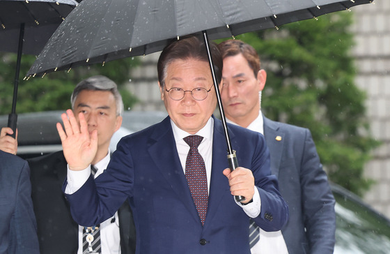 대권 도전에 나선 이재명 더불어민주당 전 대표가 22일 오전 서울 서초구 서울중앙지방법원에서 열린 '대장동 배임 및 성남FC 뇌물' 1심 속행 공판에 출석하며 지지자들에게 손인사를 하고 있다. 뉴스1