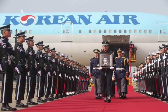 2023년 4월 10일 인천국제공항 제2터미널 주기장에서 열린 ‘황기환 애국지사 유해 영접행사’에서 국방부 의장대가 유해를 운구하고 있다. [사진 공항사진기자단]