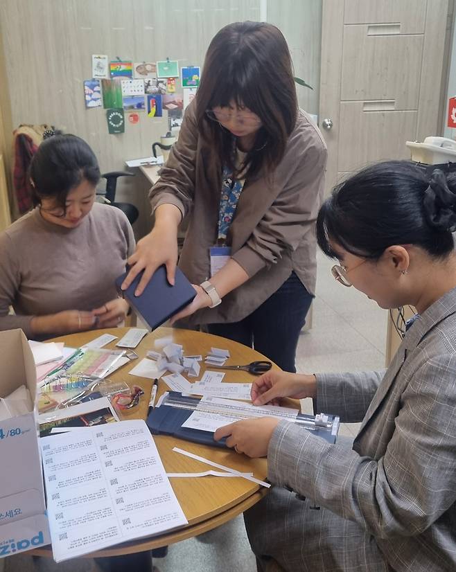 경향신문 편집국 플랫팀 방에서 후배들과 행사를 준비하고 있는 임아영 기자(오른쪽). /임아영 제공