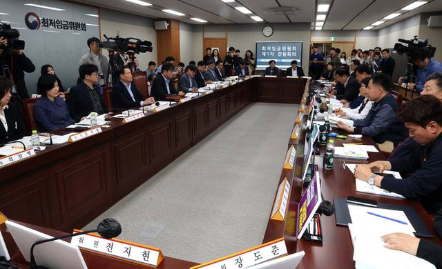 ▲ 22일 정부세종청사에서 내년도 최저임금 수준을 결정하기 위한 최저임금위원회 1차 전원회의가 열리고 있다. 연합뉴스