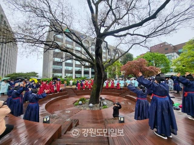 ▲ 재경영월군민회와 (사)영월군기업경영영인협회, (재)영월산업진흥원이 공동주최하고 영월군이 후원한 단종유배길 서울구간 걷기 행사가 22일 서울 창덕궁 일원에서 열려 지역 주민들이 플래시몹을 하고 있다. 김여진