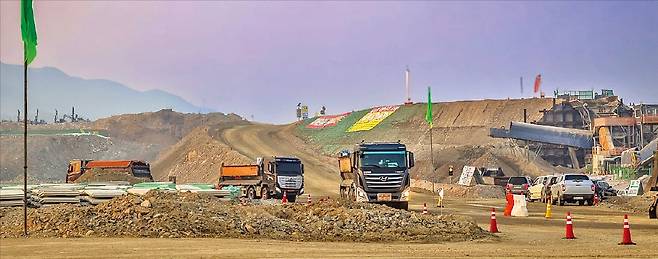 지난 2월 본격적인 공사가 시작된 경기 용인시 원삼면 SK하이닉스 반도체 팹(Fab) 건설 현장에 화물트럭이 진입하고 있다. 인접 지방자치단체 등의 반발로 당초 계획보다 착공이 지연되면서 완공 시점도 29개월가량 늦춰질 것으로 예상된다. 용인시 제공