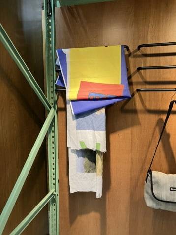 서울 용답동에 위치한 '서울새활용플라자' 내 걸려 있는 폐현수막의 모습. 정치 선거용으로 활용되는 폐현수막은 잉크 이염 문제, 재활용이 어려운 저렴한 원단 사용 등으로 재활용은 물론 새활용도 쉽지 않다. 오유림 기자