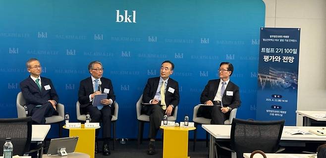 법무법인 태평양이 22일 서울 공평동 센트로폴리스빌딩 25층 세미나실에서 미국 트럼프 2기 행정부 출범 100일을 앞두고 한국 기업들이 직면할 경제통상 환경의 변화를 점검하고 전략을 모색하기 위해 ' 통상전략혁신 허브' 출범 기념 콘퍼런스를 개최했다. 이날 임성남 전 외교부 차관(왼쪽부터), 최병일 이화여대 명예교수, 허경욱 전 기획재정부 차관, 표인수 고문이 질의응답에 답하고 있다. 태평양 제공