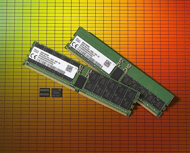 SK하이닉스가 세계최초로 출시한 2세대 10나노급(1ynm) DDR5 D램./SK하이닉스