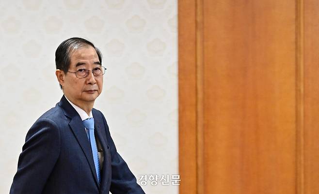 한덕수 대통령 권한대행이 21일 서울 종로구 정부서울청사에서 열린 경제안보전략 TF회의에 참석하고 있다.  대통령실사진기자단 제공