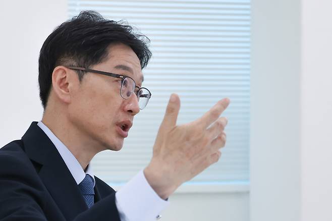 김경수 더불어민주당 대선 경선 후보가 지난 21일 서울 영등포구에 있는 캠프 사무실에서 기자와 인터뷰하고 있다. 성동훈 기자