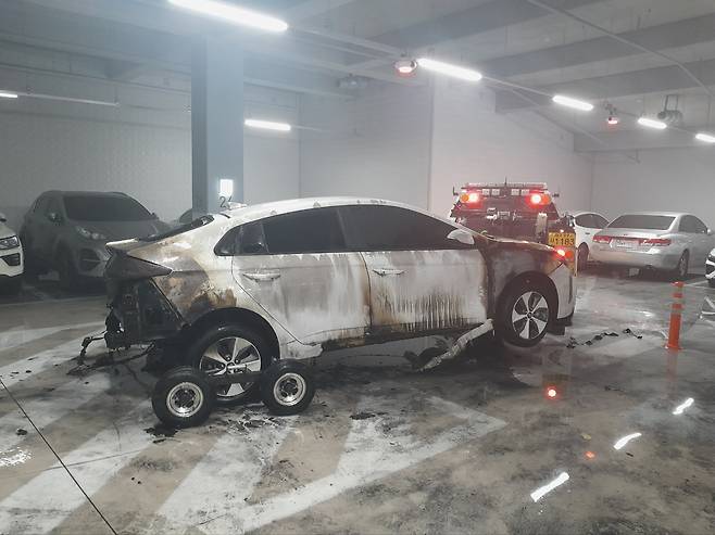 대구 한 아파트에서 22일 충전 중이던 전기차에 불이 나 심하게 그을려 있다. 대구소방본부 제공