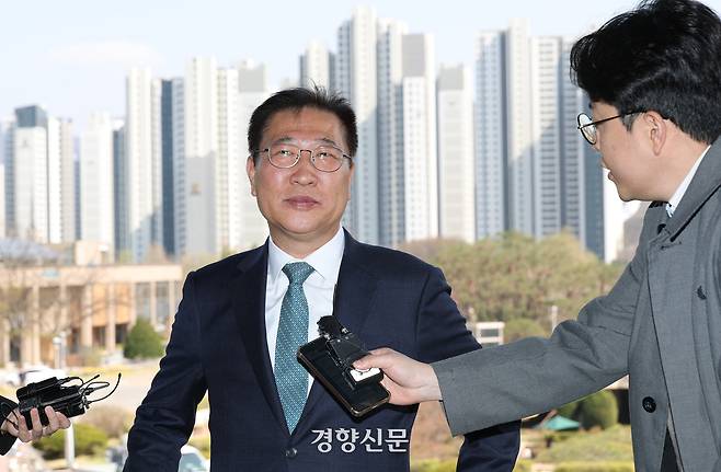 지난 10일 헌법재판소의 탄핵안 기각으로 직무에 복귀한 박성재 법무부 장관이 경기 과천시 정부과천청사로 출근하며 취재진의 질문에 답하고 있다. 권도현 기자