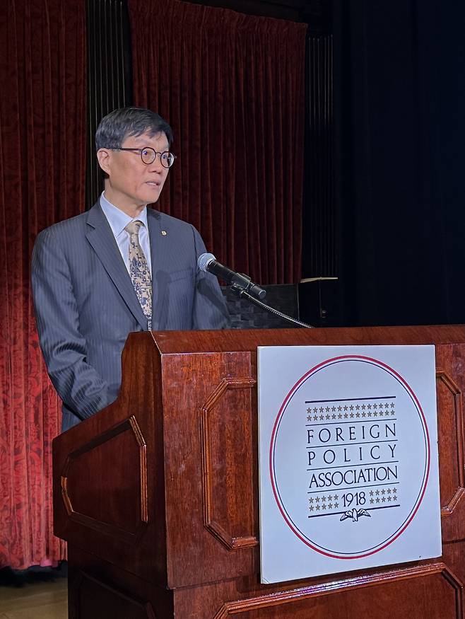 이창용 한국은행 총재가 21일(현지시간) 미국 뉴욕에서 외교정책협회(FPA)가 수여하는 메달을 받고 만찬사를 하고 있다. 한은 제공