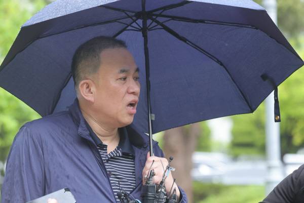 지난해 정치자금법 위반 혐의로 구속됐다가 최근 보석으로 풀려난 ‘정치 브로커’ 명태균 씨가 22일 경남 창원시 창원지방법원에서 열린 공판에 출석하면서 취재진과 인터뷰하고 있다. 연합뉴스