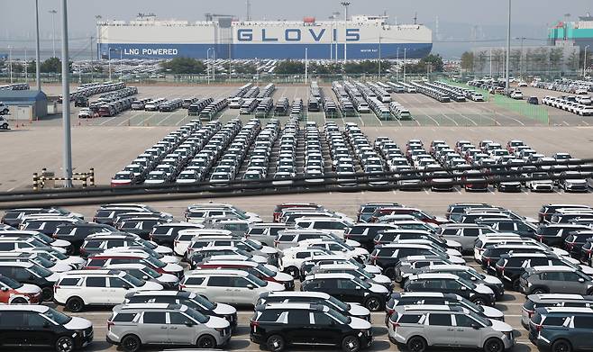 Vehicles bound for export are parked at Pyeongtaek Port in Gyeonggi on April 10. [NEWS1]