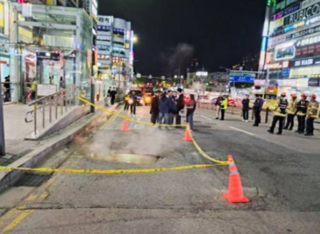 용인 수지구청역 인근 도로서 땅 꺼짐 현장. 사진=경기소방재난본부 제공