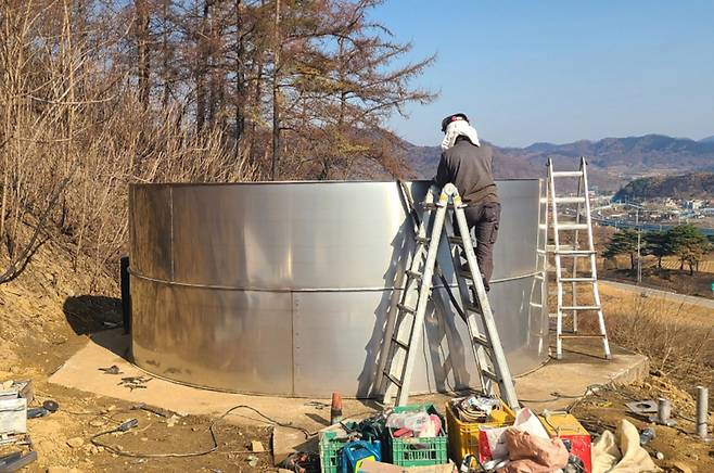 청송군이 산불 피해를 입은 물탱크를 스테인레스 스틸 재질로 새로이 설치하고 있다. 청송군 제공