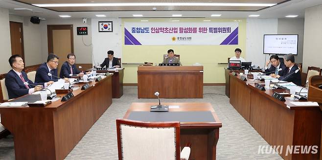 충남도의회 ‘인삼약초산업 활성화를 위한 특별위원회’는 22일 농수산해양위원회 회의실에서 제5차 회의를 개최했다.