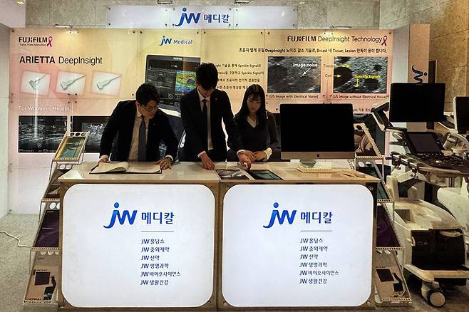 JW메디칼이 최근 강릉 스카이베이호텔에서 열린 ‘제37차 대한유방검진의학회 학술대회’에 참가해 최신 초음파 영상진단기기 2종을 전시했다. JW메디칼 제공