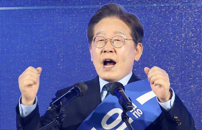 이재명 더불어민주당 대선 경선 후보가 19일 오후 충북 청주체육관에서 열린 ‘제21대 대통령선거 후보자 선출을 위한 충청권 합동연설회’에서 연설하고 있다. 연합뉴스
