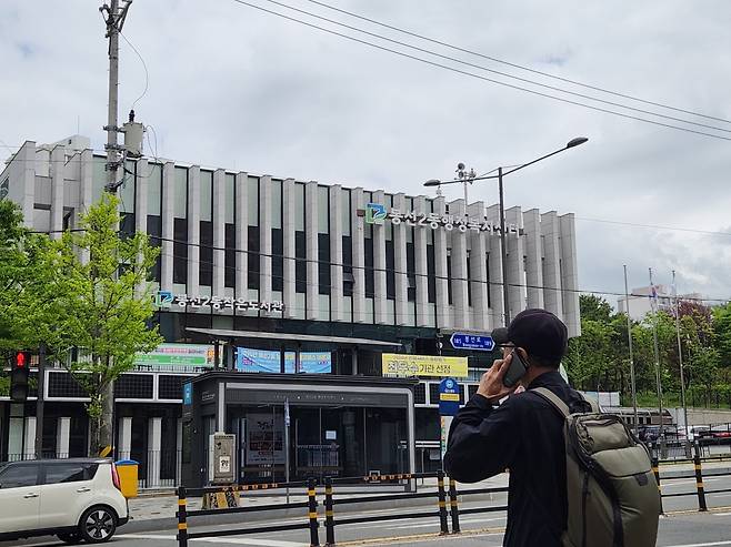 21일 오전, 광주 남구 봉선2동주민센터 앞 횡단보도에서 시민들이 신호를 기다리고 있다. 김승연 기자