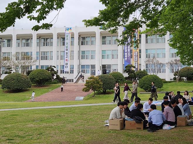 21일 오후, 전남대학교 캠퍼스 곳곳에서 학생들이 돗자리를 펴고 앉아 피크닉을 즐기고 있다. 김승연 기자
