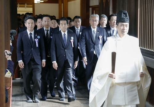 ‘다함께 야스쿠니신사를 참배하는 국회의원 모임’ 소속 의원들이 22일 야스쿠니 신사를 참배하고 있다. 교도연합뉴스