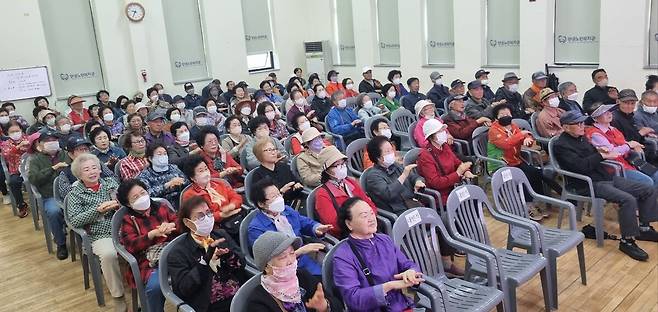 22일 열린 전주 노인공익활동 교육에서 강의를 듣고 있는 참가자들. 전북경제교육센터 제공.