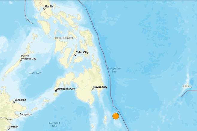 미국 지질조사국(USGS)은 22일 오후 7시17분13초(한국시간) 필리핀 남부 민다나오섬 다바오 남동쪽 371㎞ 해역(주황색 원)에서 규모 6.2의 지진이 발생했다고 밝혔다. USGS 홈페이지
