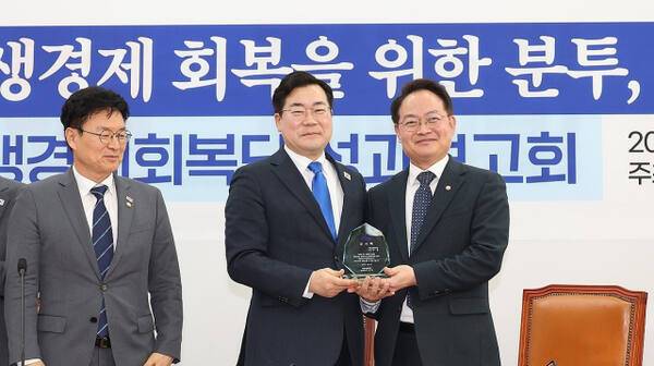 더불어민주당 박찬대 원내대표가 6일 서울 여의도 국회에서 열린 민생경제회복단 성과보고회에서 민생경제회복단 단장인 허영 의원에게 감사패를 전달하고 있다. 연합뉴스