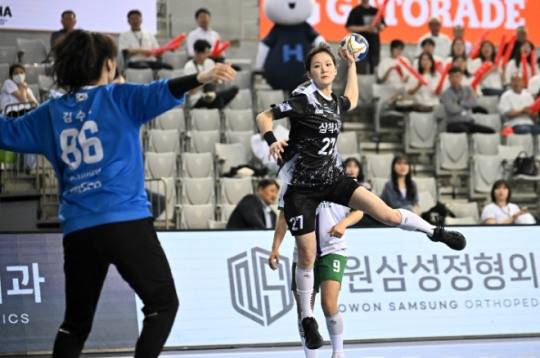 삼척시청 전지연이 윙 점프슛을 하고 있다