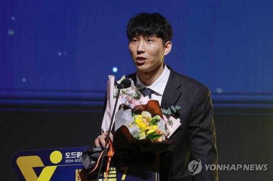 V리그 시상식 때 남자부 베스트 7 세터로 선정된 황택의