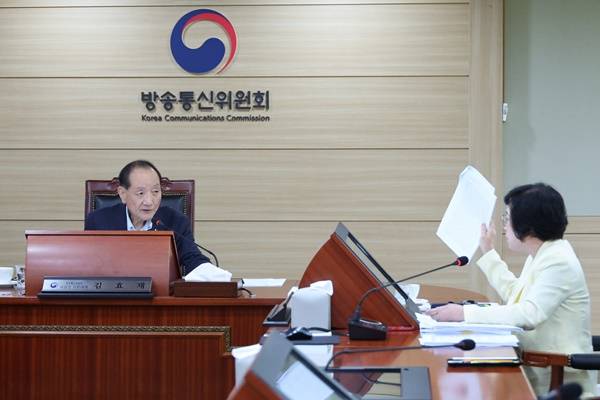 ▲김효재 방통위원장 직무대행이 지난해 6월28일 오전 정부과천청사 내 방통위에서 열린 전체회의에서 김현 상임위원의 수신료 분리징수를 위한 방송법 시행령 입법예고 절차와 관련한 이의제기 발언을 듣고 있다. ⓒ연합뉴스