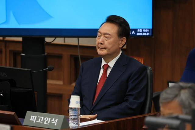 윤석열 전 대통령이 지난 21일 서울 서초동 서울중앙지법에서 열린 내란 우두머리 혐의 형사재판 두 번째 공판에 출석해 피고인석에 착석해 있다. [사진 = 사진공동취재단]