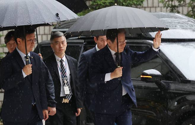 이재명 더불어민주당 대선 경선 후보가 22일 서울 서초구 서울중앙지법에서 열린 ‘대장동 배임·성남FC 뇌물’ 1심 속행 공판에 출석히고 있다. [사진 = 연합뉴스]