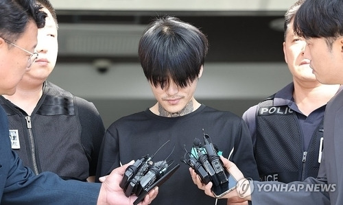 지난해 11월 전남 순천에서 길을 걷던 10대 여성을 수차례 칼로 찔러 살해한 박대성이 검찰에 구속송치되고 있다. [연합뉴스]